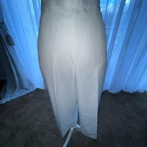 White Cropped Capris, Size 10